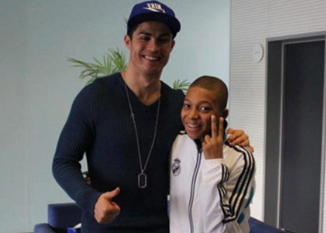 Kylian Mbappé con Cristiano Ronaldo